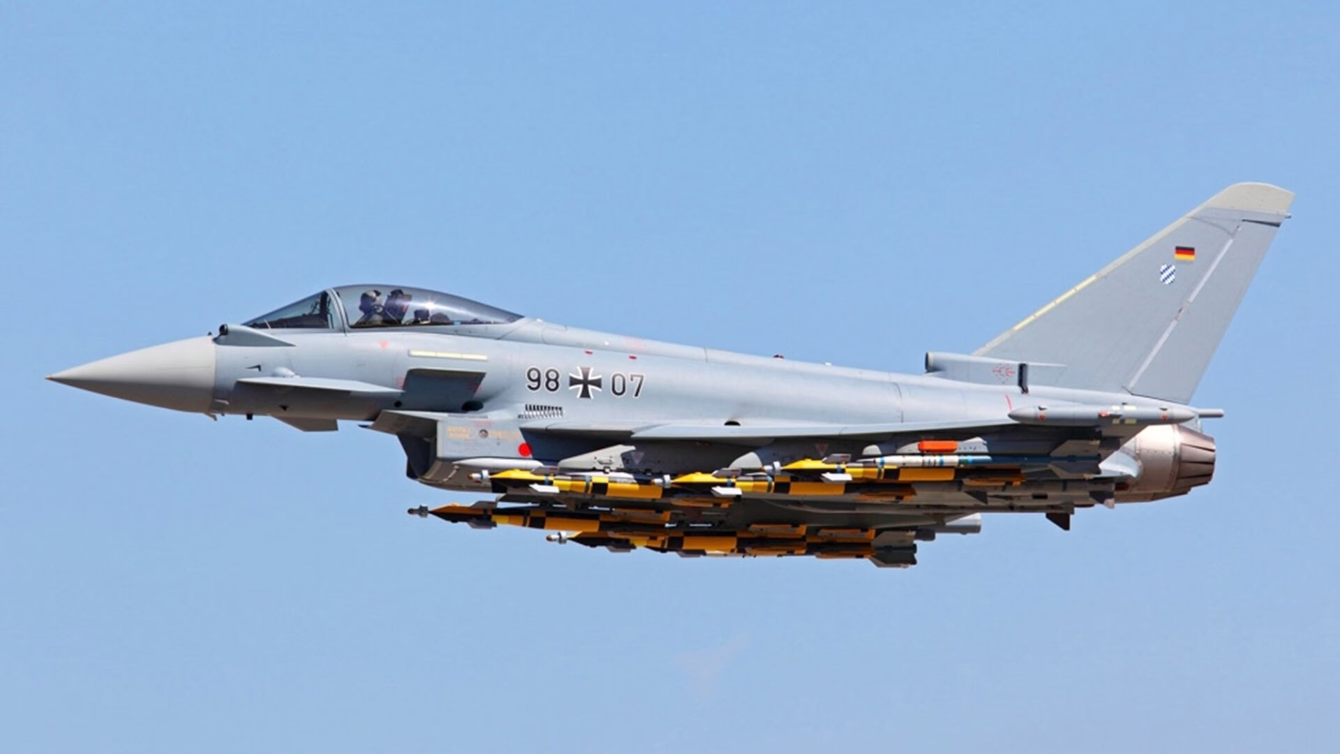 全黑队精准的传球和快速突破形成强烈的进攻威胁,全黑球衣什么意思